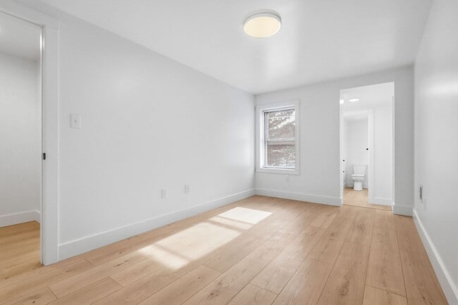 Building Photo - Luxury Rental - South Side Flats