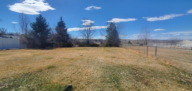 Building Photo - Large 5 bedroom 3 bathroom home!