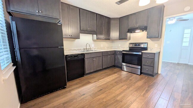 Building Photo - 9648 Hollowbrook Dr