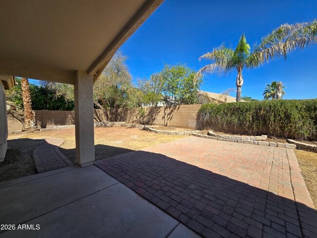 Building Photo - 1074 E Cathy Dr