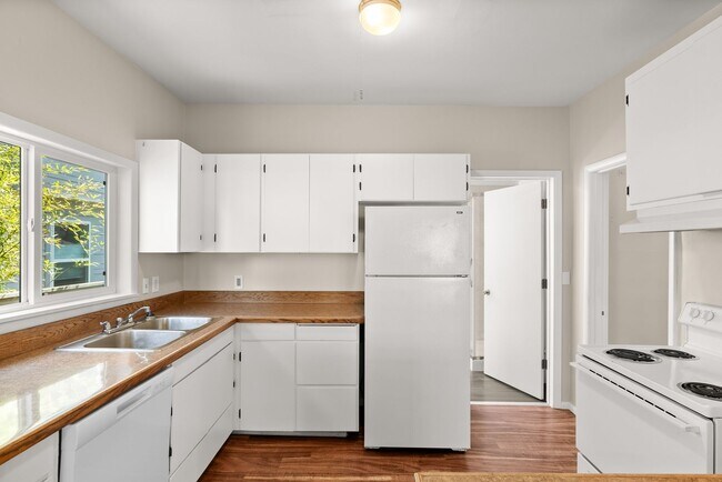 Building Photo - 4bed/2 bath Portland Charmer