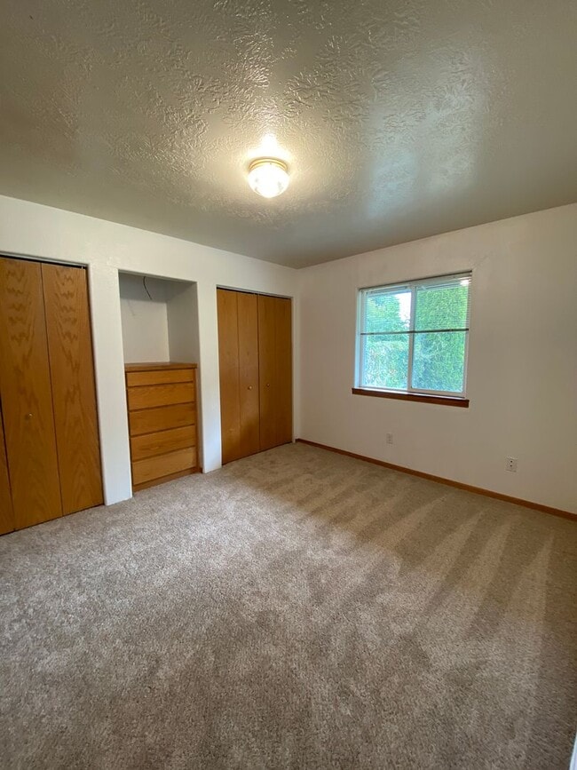 Building Photo - Spacious 3-bedroom/1 bath duplex in Albany!