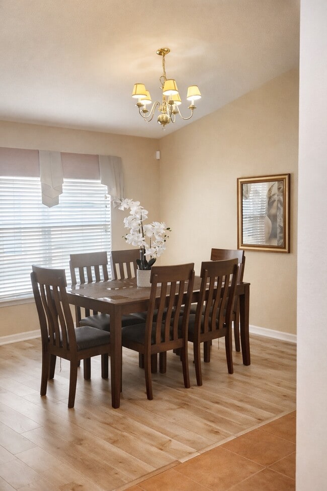 Building Photo - 525 Paloma Dr