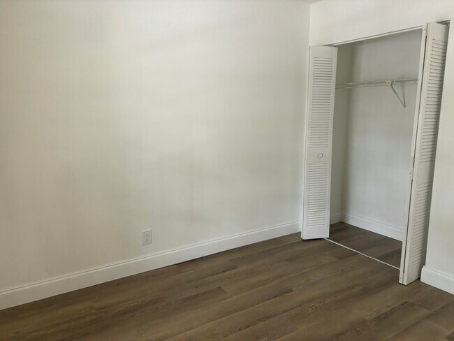 Building Photo - 301 Olivewood Pl
