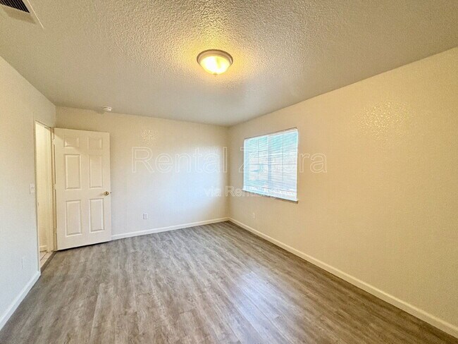 Building Photo - 936 W 13th St