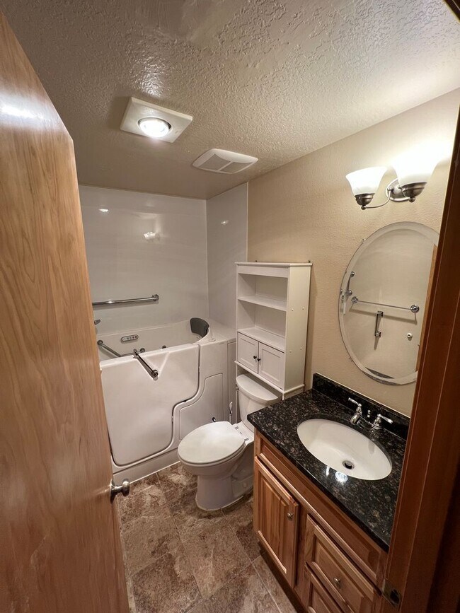 Building Photo - 2-bedroom 1-bathrroom Duplex