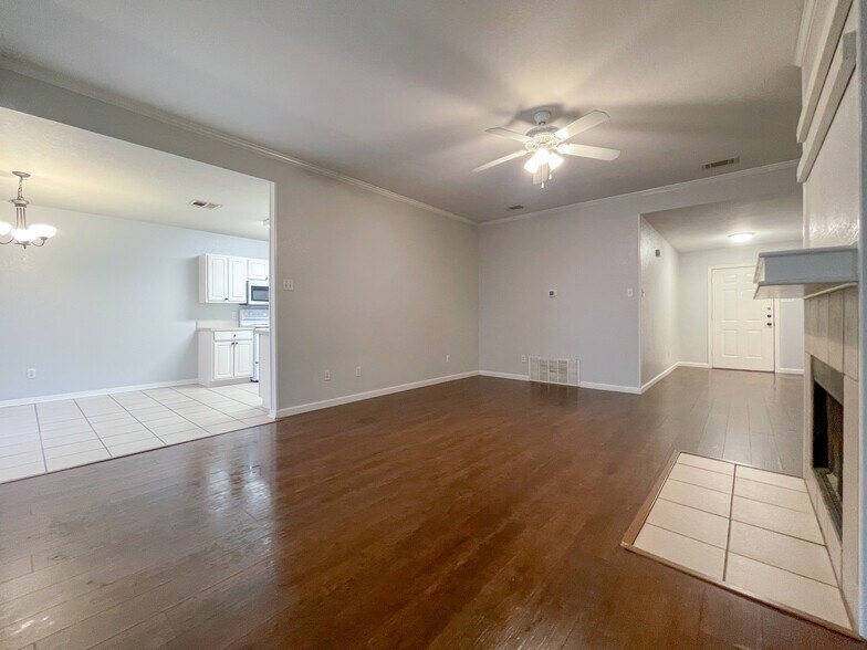 Building Photo - 10145 Valencia Dr