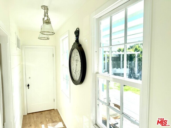 Building Photo - 370 Main St