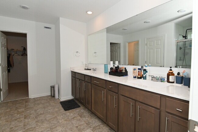 Building Photo - "Spacious 5-Bedroom Retreat with Luxurious Quartz Countertops & Fireplace on Deerberg Drive!"