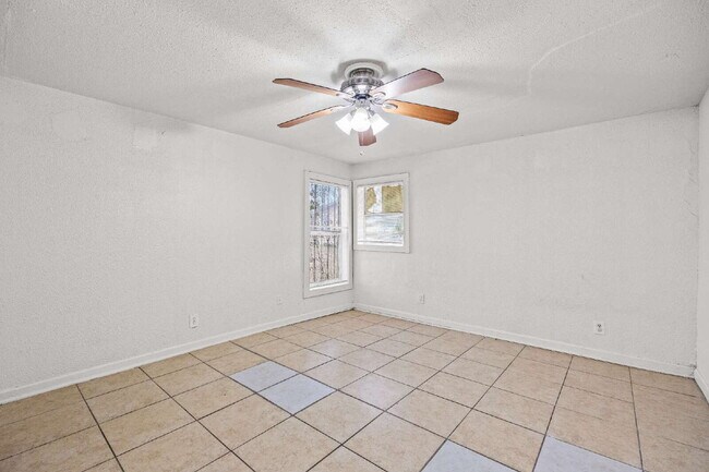 Building Photo - Spacious single story 2 bedroom 1 bath Ava...
