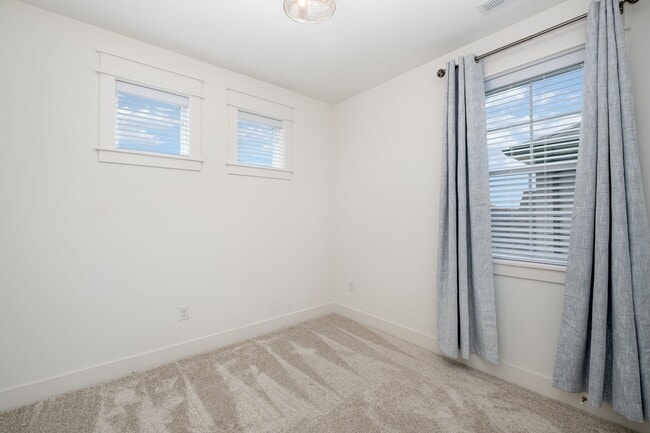 Building Photo - Stunning 4 Bedroom Home in Carothers Cross...