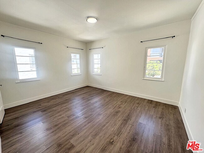 Building Photo - 126 S Hamilton Dr