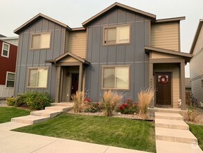 Building Photo - Cute and Clean Townhouse