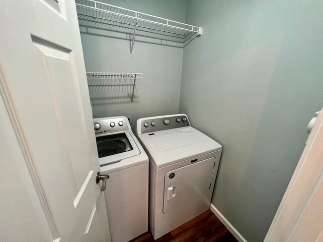 Building Photo - Gorgeous 2 Bed 1.5 Bath Condo For Rent