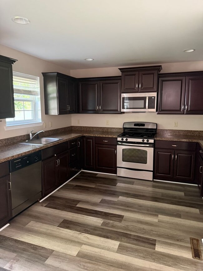 Building Photo - THREE BEDROOM/2.5 BATH Detached Home w TWO...
