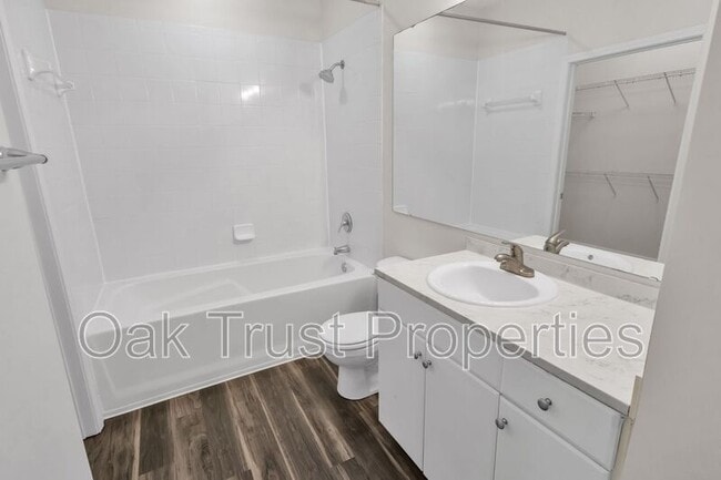 Building Photo - 100 Bucksley Ln