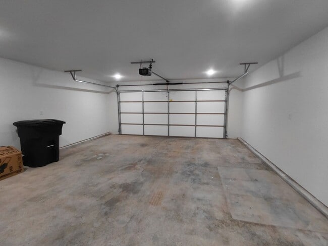 Building Photo - Beautiful home close to post