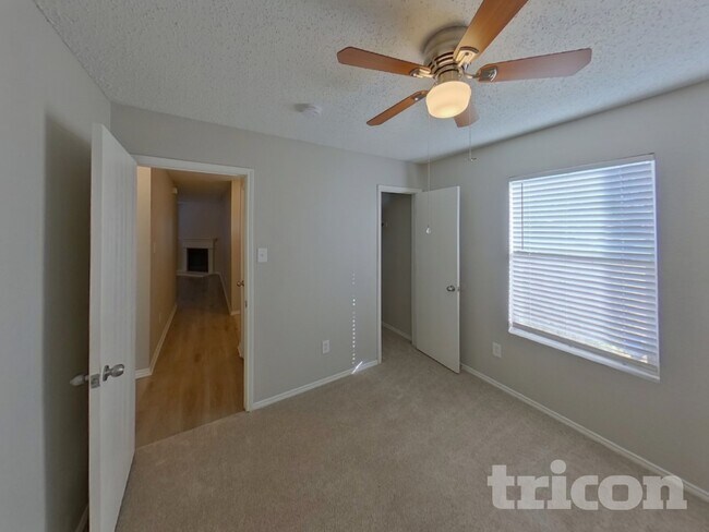 Building Photo - 104 Scarlet View