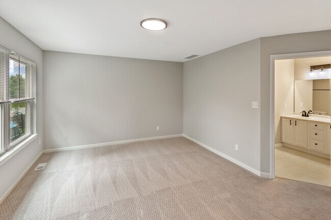 Building Photo - 1320 E Arnold St