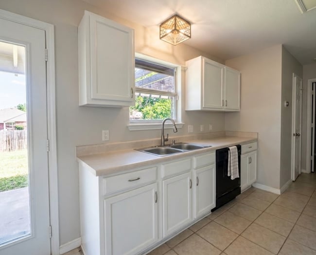 Building Photo - AVAILABLE NOW; APPLY AT OUR WEBSITE TODAY!!