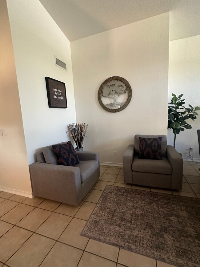 Building Photo - 10938 W Poinsettia Dr