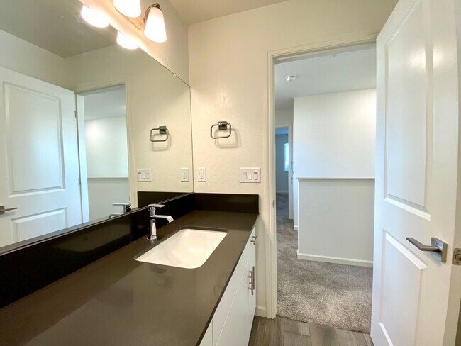 Building Photo - $2,195, 3 Bedroom In Gated Community with ...
