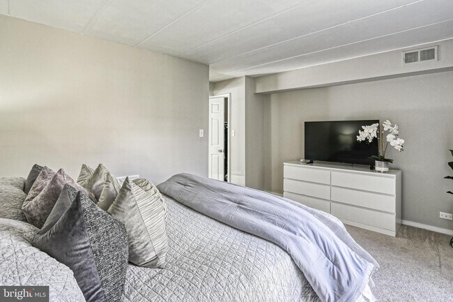 Building Photo - 3322 Hewitt Ave