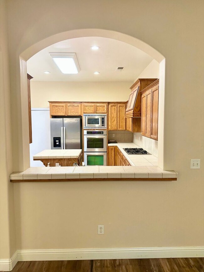 Building Photo - Stunning5 Bedroom North Fresno Granville