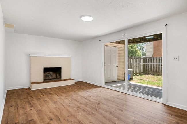 Building Photo - 3 to 4 Bed/3 1/2 Bath. Pet friendly.  Reserved Parking