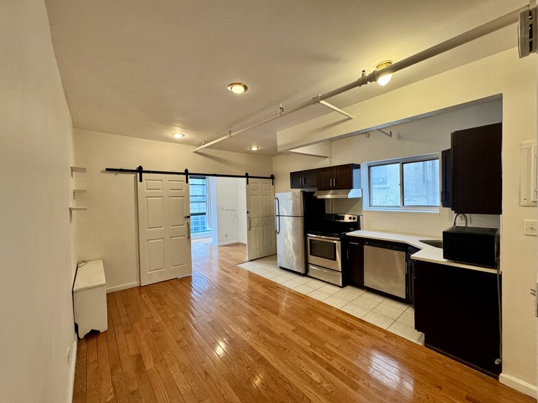Building Photo - 303 E 53rd St