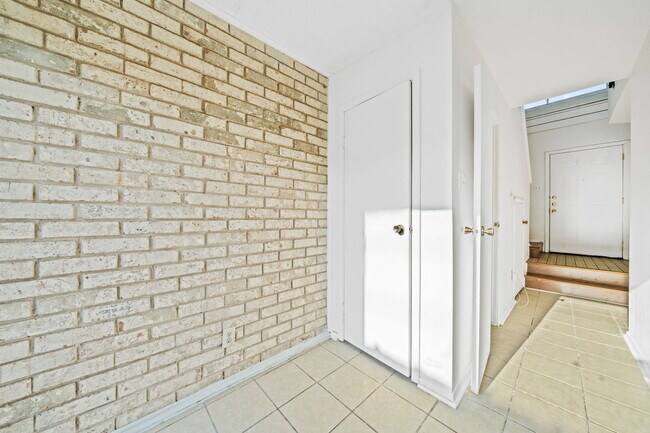 Building Photo - 6463 Cambridge Glen Ln