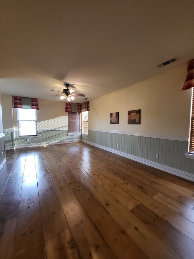 Building Photo - Absolutely Gorgeous 4BD / 3BA Home with Pool in Quiet Neighborhood