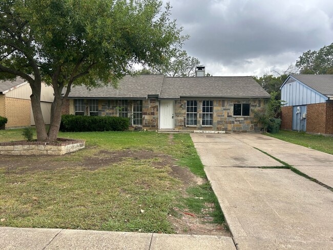 Building Photo - 2117 Highwood Dr