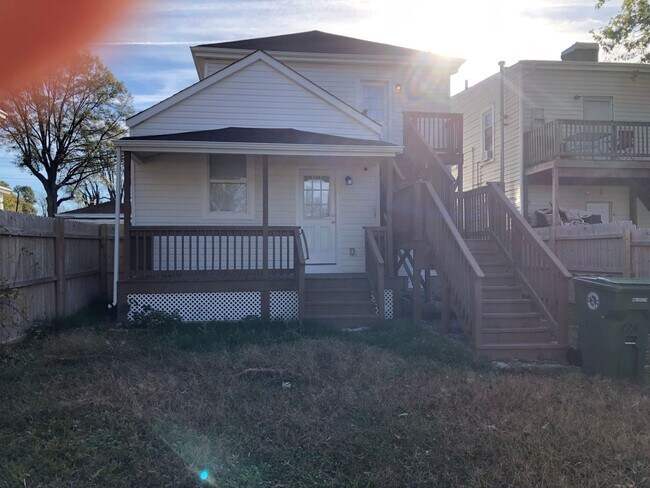 Building Photo - Renovated Duplex