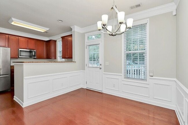 Building Photo - Beautiful End Unit 3BD/2.5BA Townhome in t...
