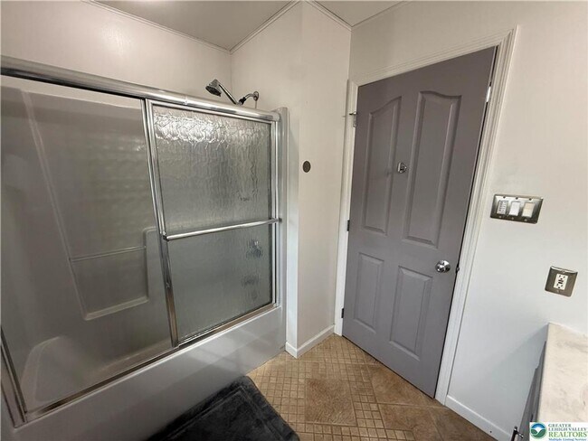 Building Photo - 4 bedroom 2.5 bathroom