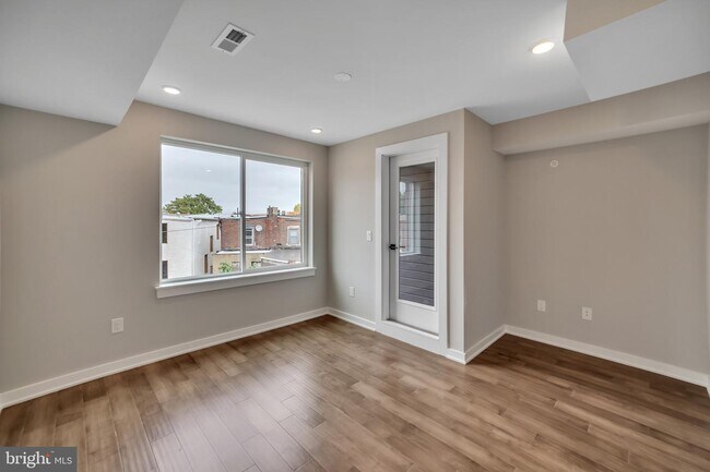 Building Photo - 2410 Clifford St