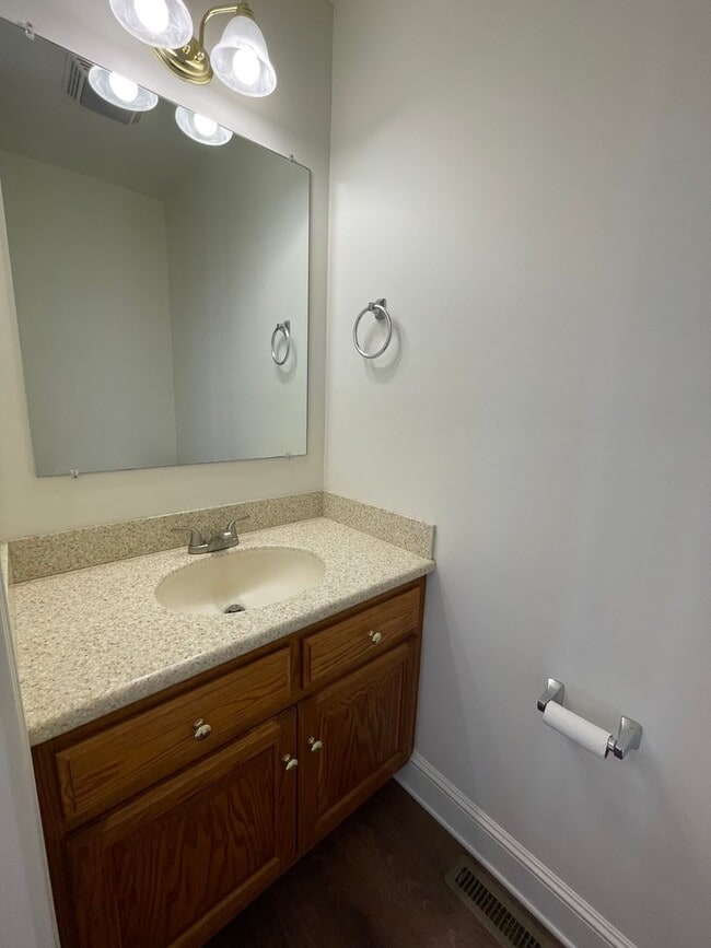 Building Photo - 3 Bedroom Townhome in Lancaster!