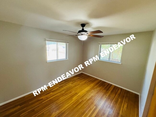 Building Photo - 3 Bed 1.5 Bath. Move in Ready! Deposit Fre...