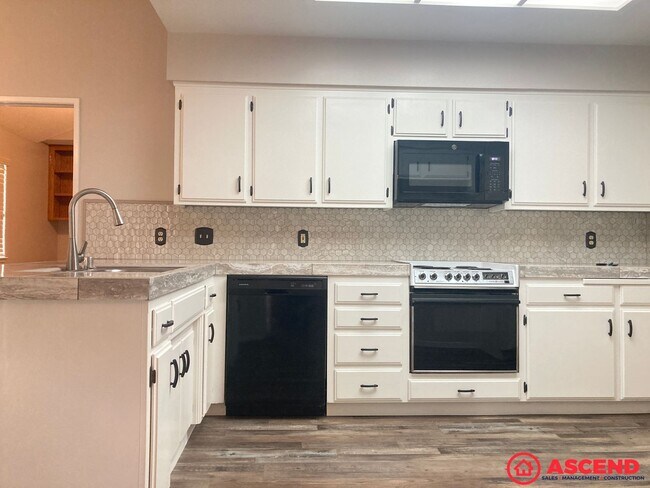 Building Photo - Spacious 3BD/2BA Home in Bakersfield's Desirable 93312