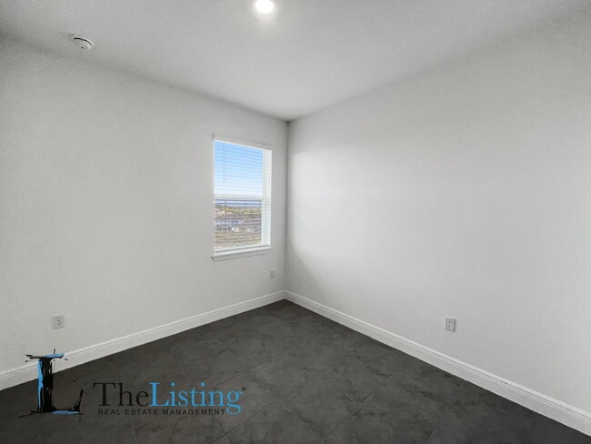 Building Photo - 2016 Sunshine Peak Dr