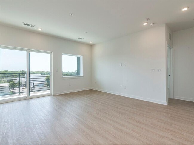 Building Photo - 4802 S Congress Ave