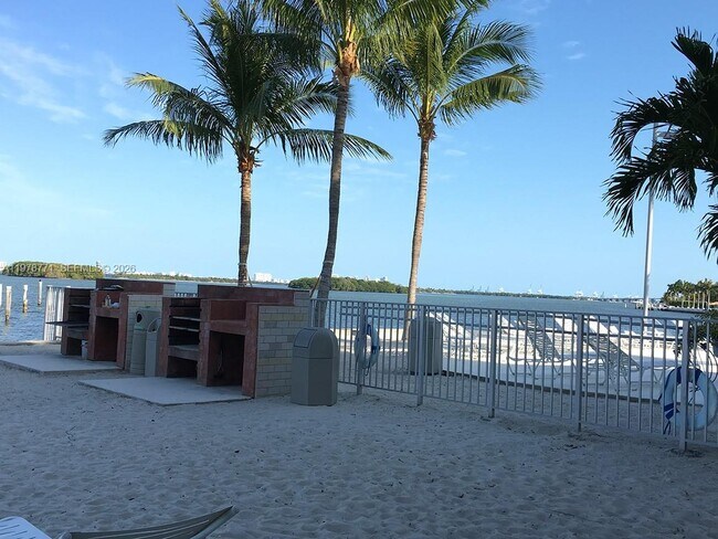 Building Photo - 650 NE 64th St