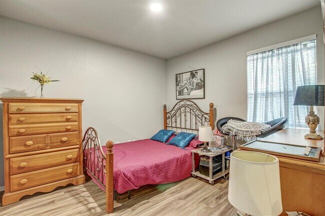 Building Photo - 1624 Aquarena Springs Dr