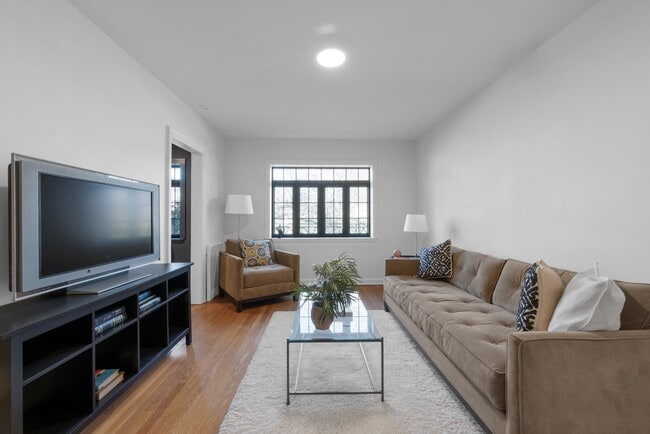 Interior Photo - La Grande Jatte Apartments
