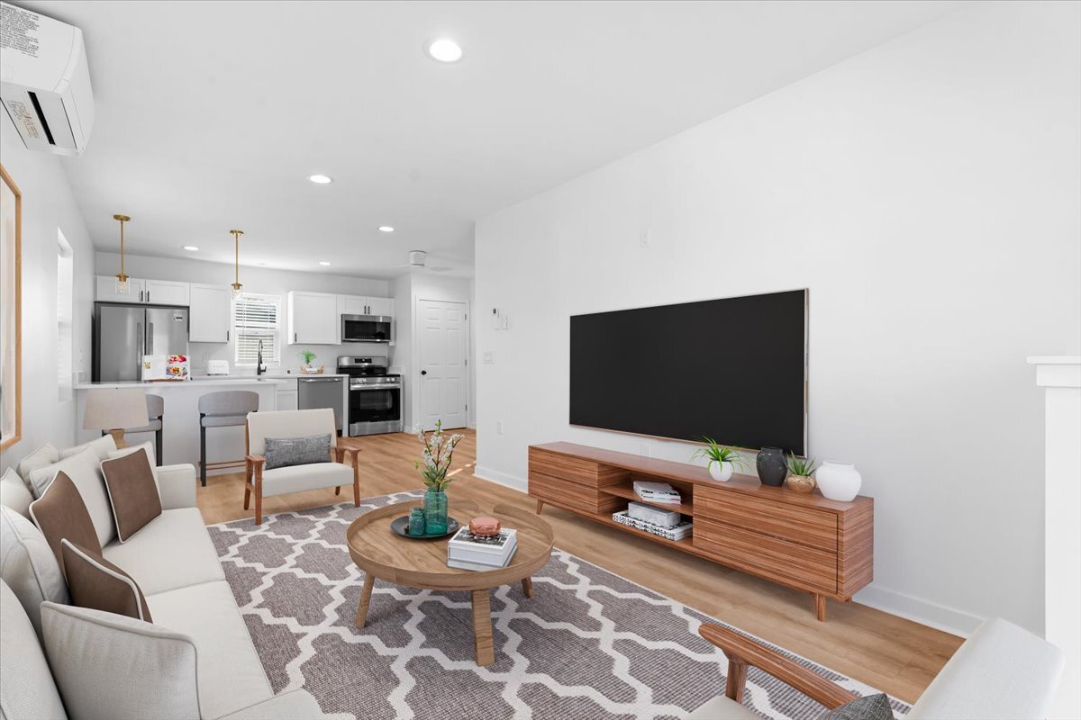 Building Photo - 1440 Lakepointe St