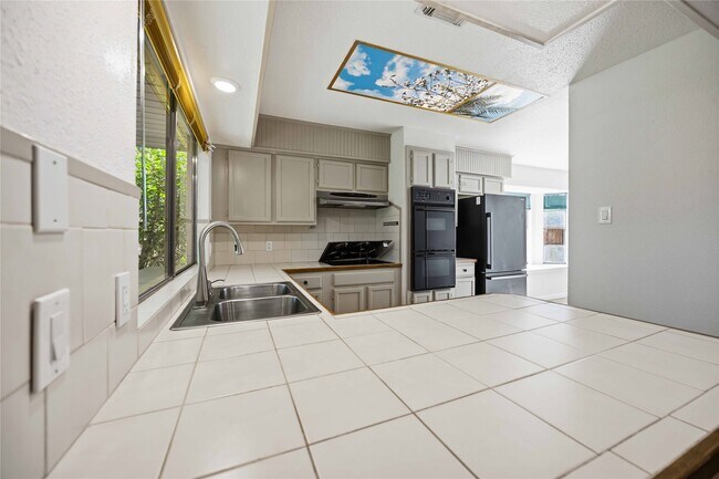 Building Photo - 16202 Mill Point Dr