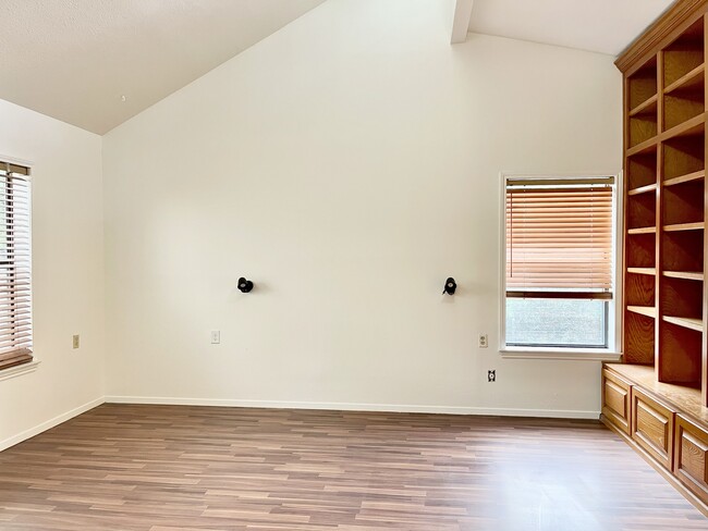 Building Photo - 9417 Aqua Dr