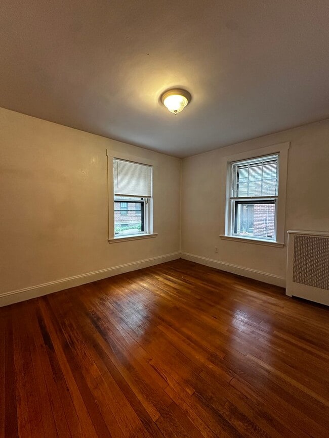 Building Photo - Half month free! 1-Bedroom Apartment Near ...
