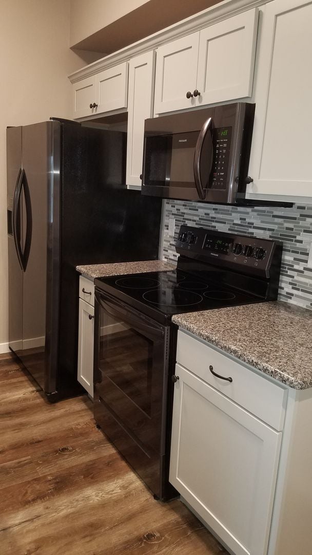 Primary Photo - 2 Bedroom 2 Bath Garden Level Lakeside Apa...